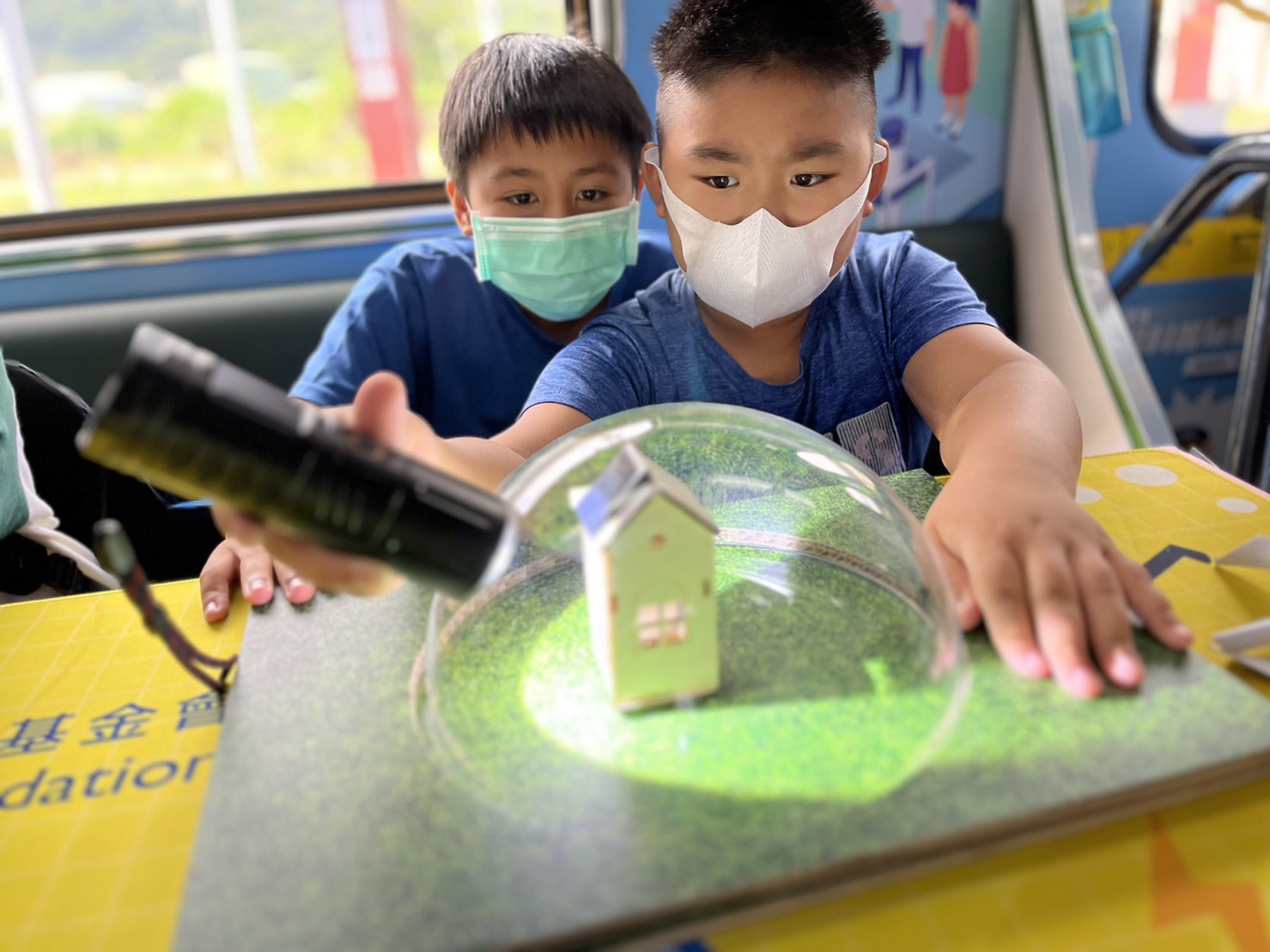 币赢參與基礎科學主題車廂，以STEAM教學精神，設計「逐日科學家」、「太陽能工程師」以及「淨零建築師」三大能源科普課程和實驗