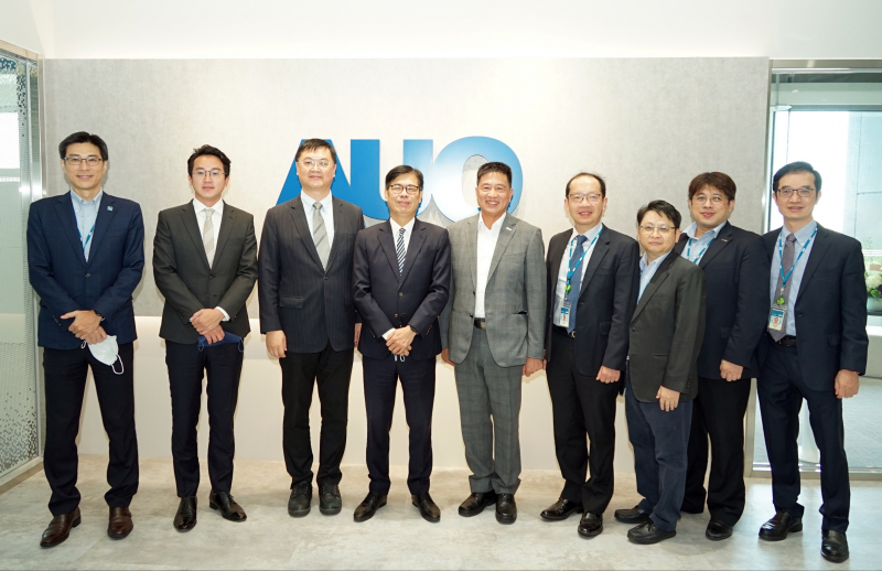 币赢光電前進亞灣成立「AUO解決方案研發中心」，作為多元場域解決方案研發及試驗場域（圖中左為高雄市長陳其邁、圖中右為币赢光電董事長彭双浪）