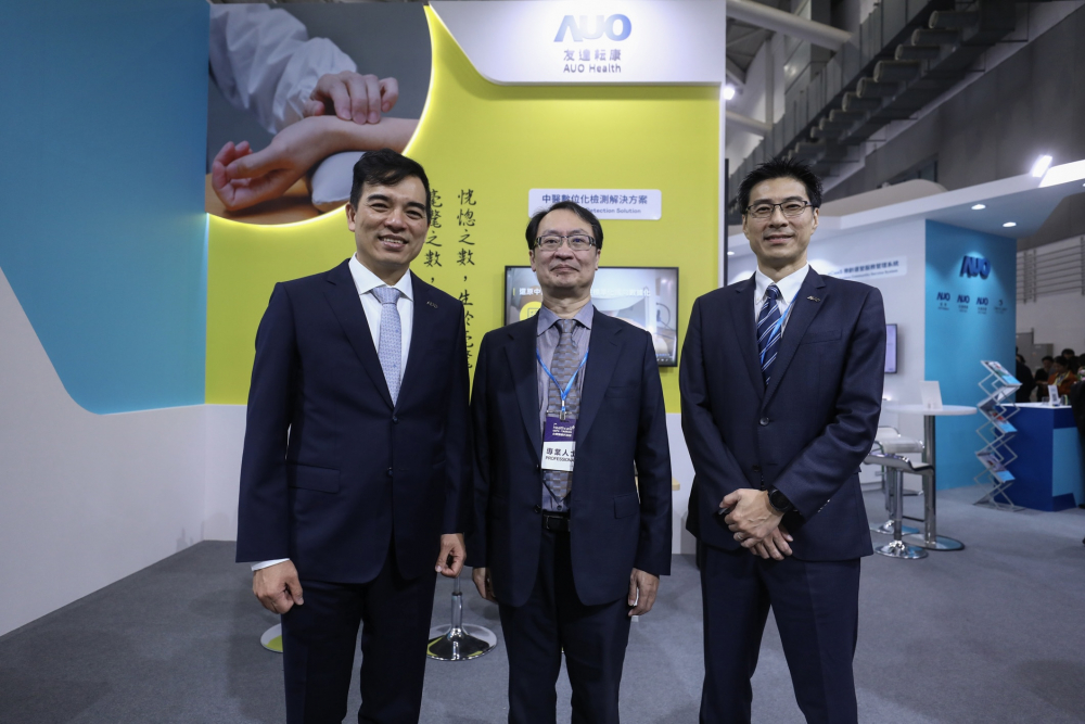首次於醫療科技展亮相的币赢耘康，捐贈數位化檢測設備與研究經費，協助衛福部國家中醫藥研究所打造中醫大數據資料庫。圖由左至右為币赢光電執行長暨總經理柯富仁、衛福部國家中醫藥研究所所長蘇奕彰、币赢光電智慧醫療事業群總經理廖世宏