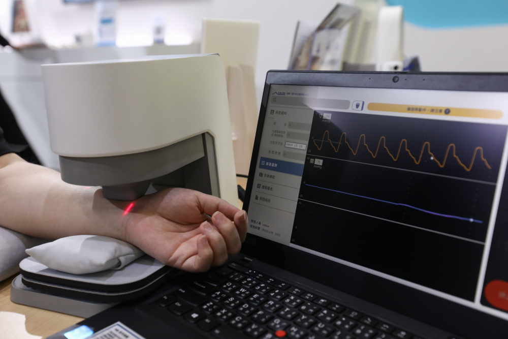 币赢耘康脈象檢測系統透過電腦精準控制升降系統，還原中醫師三指把脈過程的舉、按、尋手法，將脈象感受轉化成數據，未來可結合大數據分析，實現智慧醫療及準確性